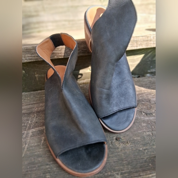 Lucky Brand Leather Black Open-Toe Sandals - Picture 1 of 6